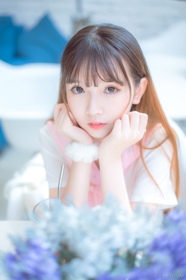 “事急从权，如今既然要用张任，说不得，当用一些手段。”法正微笑道。